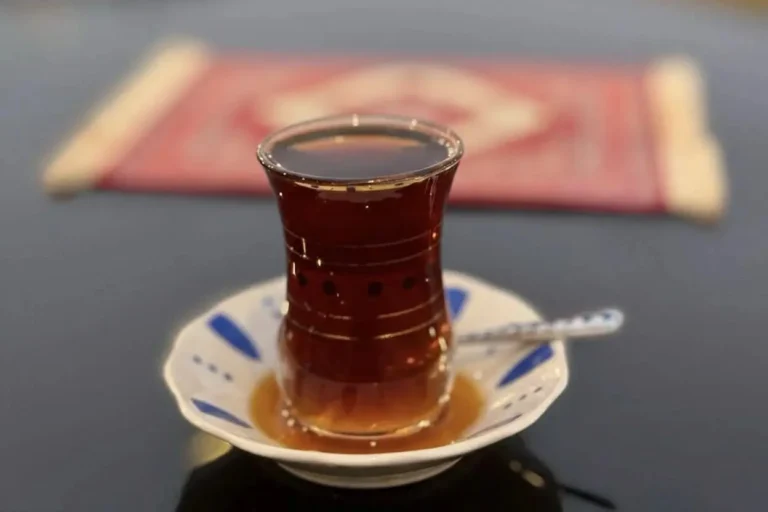 من نحن وما هي قصتنا